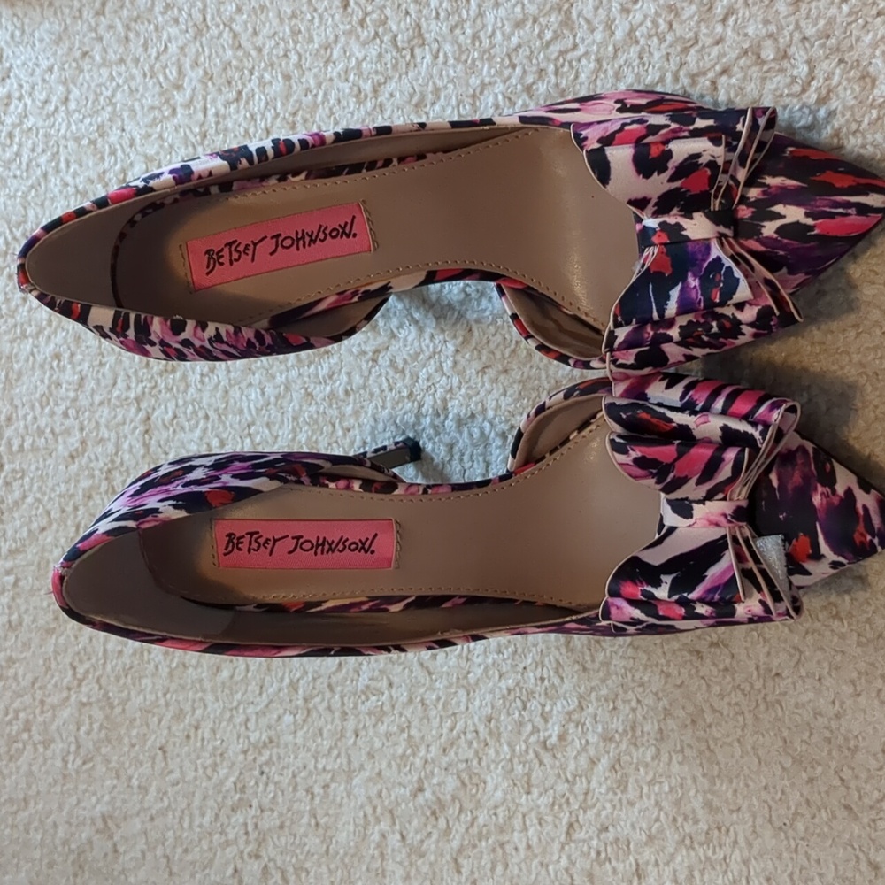Betsey Johnson closed toe slip-on heels. Size 6